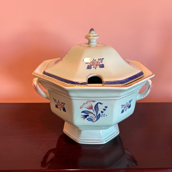 Calyx Ware Adams Member of the Wedgewood Group Light Blue Tureen with the Lid - Picture 2 of 8